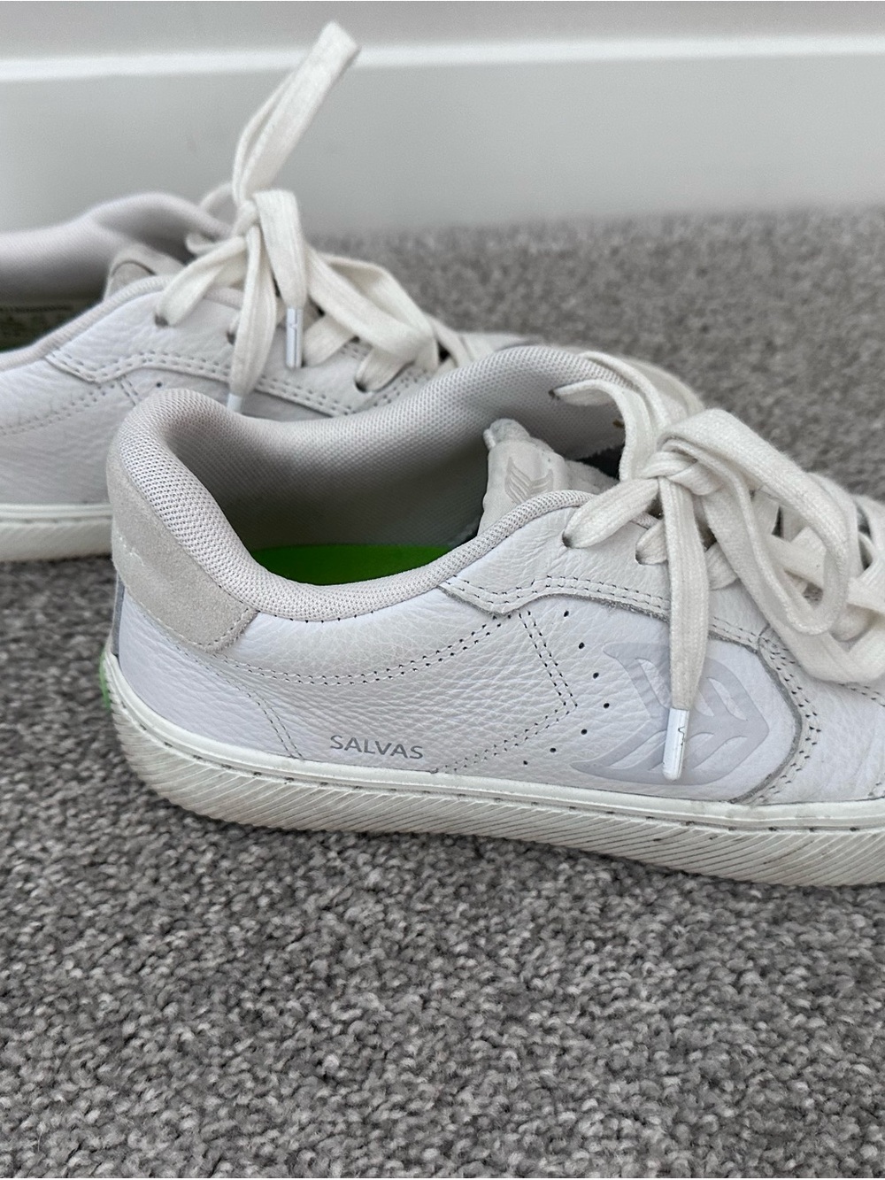 Cariuma White Low-Top Salvas Sneakers with Green Insole
